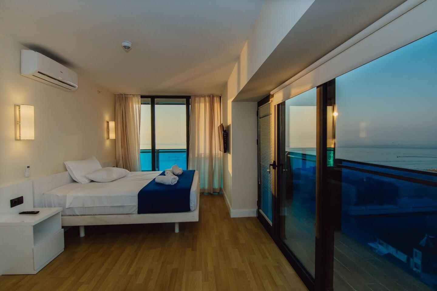 Luxury Orbi City Sea View Aparthotel Batum Dış mekan fotoğraf